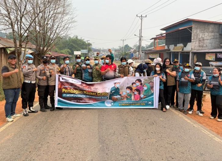 Photo of Cegah Dampak Kabut Asap, Forkopincam Toba dan PT Antam Bagikan 2.000 Masker