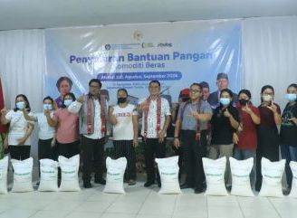 Pimwil Bulog Kalbar Dampingi Anggota Komisi IV DPR RI Pantau Penyaluran Bantuan Pangan di Pahauman Kabupaten Landak