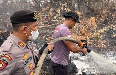 X-Fire Bantu Perkuat Pemadaman Karhutla di Sungai Rasau Singkawang Utara