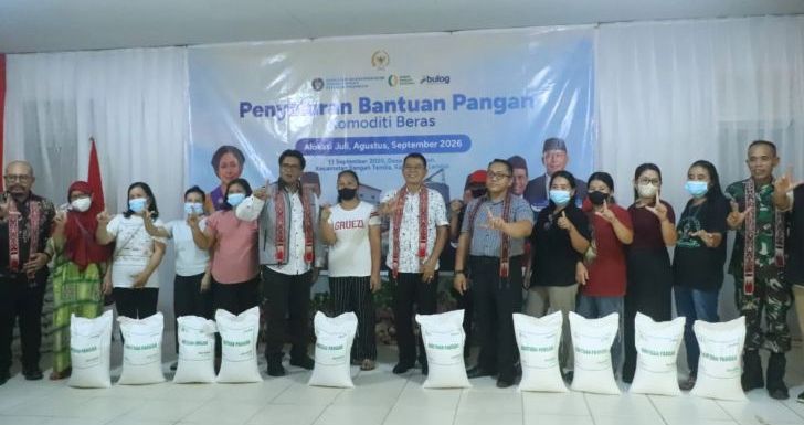 Pimwil Bulog Kalbar Dampingi Anggota Komisi IV DPR RI Pantau Penyaluran Bantuan Pangan di Pahauman Kabupaten Landak