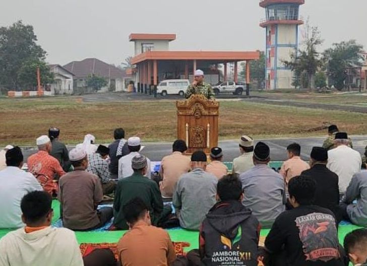 Photo of Ikhtiar Padamkan Api dan Asap, Satgas Karhutla Mabes TNI dan Warga Melawi Gelar Shalat Istisqa