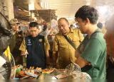Photo of Diskumdag Tertibkan Pedagang Pasar Flamboyan, Badan Jalan Dipakai Jualan