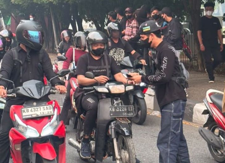 Photo of Vario Evo Night Ride, Astra Motor Kalbar dan Komunitas Honda Bergerak Lawan Dampak Karhutla dengan Berbagi Masker