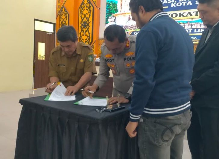 Photo of Polres Singkawang Bersama Disdaginkop dan Advokat Lakukan PKS Dalam Hal Penanganan Narkotika