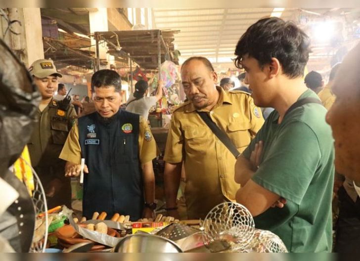 Photo of Diskumdag Tertibkan Pedagang Pasar Flamboyan, Badan Jalan Dipakai Jualan