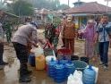 Kemarau Ekstrem, Forkopimcam Jangkang Salurkan 2.000 Liter Air Bersih untuk Warga Balai Sebut