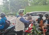 Photo of YBM PLN UID Kalbar dan Aliansi Masyarakat Melayu Bagikan Ribuan Masker, Peduli Warga Terdampak Kabut Asap