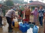 Photo of Kemarau Ekstrem, Forkopimcam Jangkang Salurkan 2.000 Liter Air Bersih untuk Warga Balai Sebut