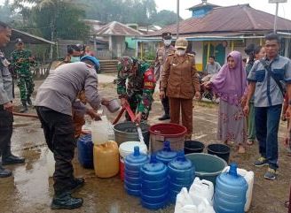 Kemarau Ekstrem, Forkopimcam Jangkang Salurkan 2.000 Liter Air Bersih untuk Warga Balai Sebut