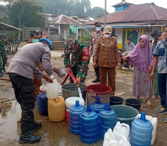 Kemarau Ekstrem, Forkopimcam Jangkang Salurkan 2.000 Liter Air Bersih untuk Warga Balai Sebut