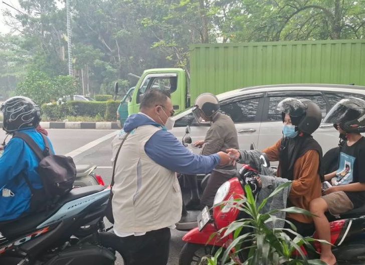Photo of YBM PLN UID Kalbar dan Aliansi Masyarakat Melayu Bagikan Ribuan Masker, Peduli Warga Terdampak Kabut Asap