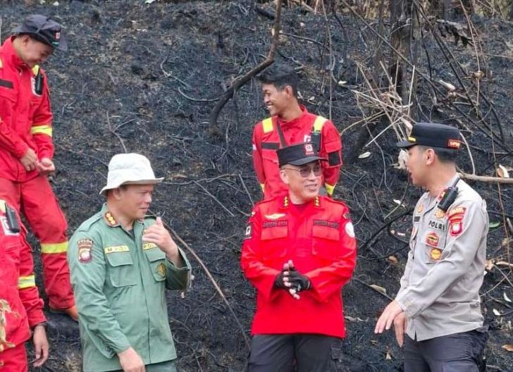 Photo of Usai Api Dipadamkan, Tim Gabungan Pastikan Bukit Seraya Tetap Aman