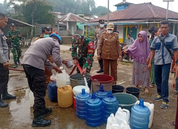 Photo of Kemarau Ekstrem, Forkopimcam Jangkang Salurkan 2.000 Liter Air Bersih untuk Warga Balai Sebut
