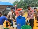 Ringankan Beban Warga, Polres Sanggau Bersama Polsek Kapuas Salurkan Air Bersih