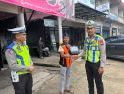 Apresiasi Pekerja Lapangan, Polantas Bengkayang Berikan Bansos untuk Jukir dan Petugas Kebersihan di Hari Lalu Lintas ke-71