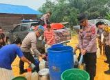 Photo of Ringankan Beban Warga, Polres Sanggau Bersama Polsek Kapuas Salurkan Air Bersih