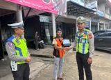 Photo of Apresiasi Pekerja Lapangan, Polantas Bengkayang Berikan Bansos untuk Jukir dan Petugas Kebersihan di Hari Lalu Lintas ke-71