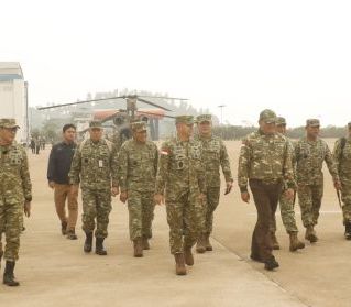 Perkuat Pemadaman Karhutla Kalbar, Pangdam XII/Tpr Dampingi Menhan Cek Helikopter Chinook Bantuan Jepang
