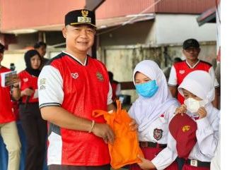 Bupati Ketapang Serahkan Bantuan Paket Belajar
