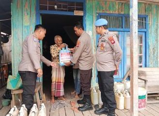 Polsek Tayan Hilir Salurkan Bansos untuk Warga Terdampak Kabut Asap Karhutla