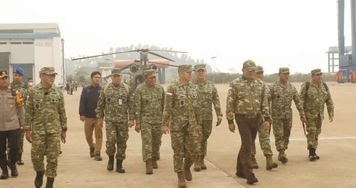 Perkuat Pemadaman Karhutla Kalbar, Pangdam XII/Tpr Dampingi Menhan Cek Helikopter Chinook Bantuan Jepang