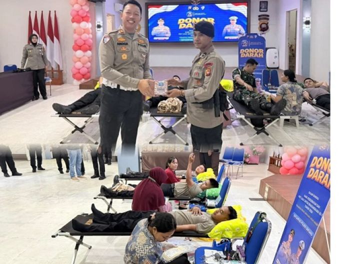 Photo of Dukung Kemanusiaan di HUT Lalu Lintas Bhayangkara, Brimob Kalbar Ikut Aksi Donor Darah