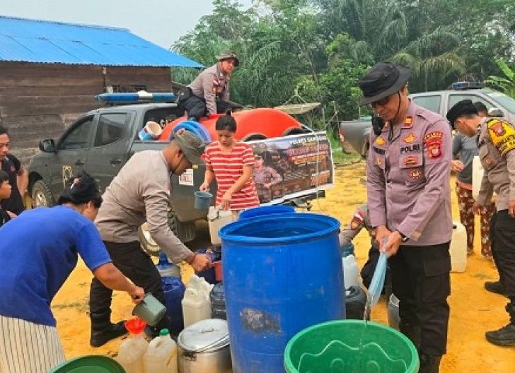 Photo of Ringankan Beban Warga, Polres Sanggau Bersama Polsek Kapuas Salurkan Air Bersih