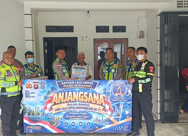 Photo of Sambut Hari Lalu Lintas Bhayangkara ke-71, Satlantas Polres Bengkayang Sambangi Purnawirawan