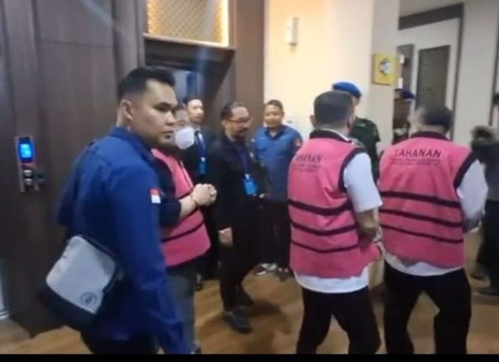 Photo of Penyerahan Tersangka dan Barang Bukti Tersangka SDT alias Aseng DKKPerkara Tambang PT QSS di Kalbar