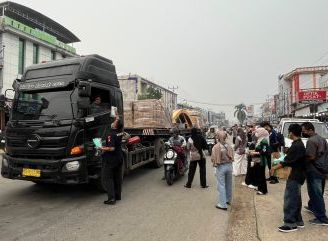 BEM PSDKU Polnep Sanggau dan Polres Sanggau Bagikan 800 Paket Masker untuk Warga