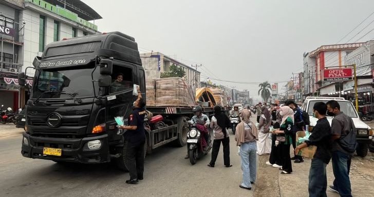 BEM PSDKU Polnep Sanggau dan Polres Sanggau Bagikan 800 Paket Masker untuk Warga