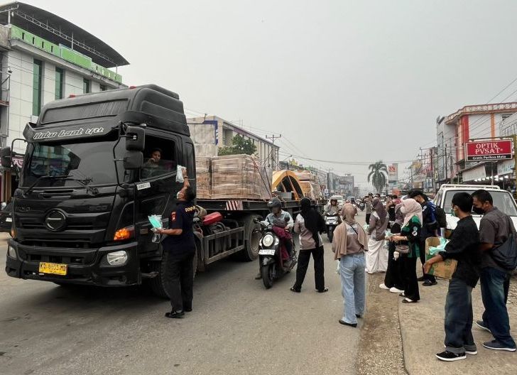 Photo of BEM PSDKU Polnep Sanggau dan Polres Sanggau Bagikan 800 Paket Masker untuk Warga