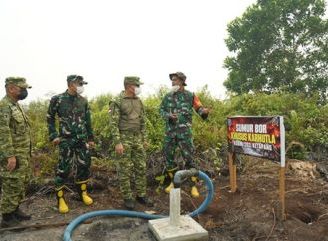 Tinjau Karhutla di Ketapang, Pangdam XII/Tpr Cek Kesiapan Sumur Bor dan Bantuan Air Bersih