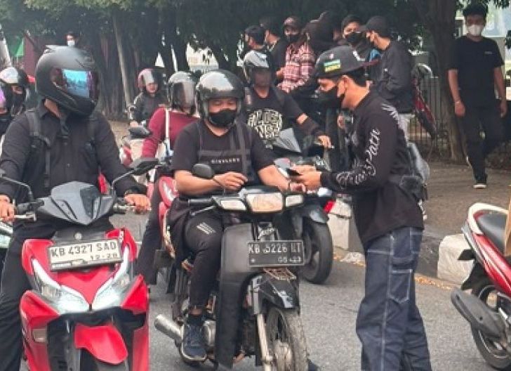 Photo of Rangkaian Aksi Sosial Vario Evo Night Ride: Asmo Kalbar bersama HWBC dan Allmatic Salurkan Masker