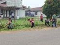 Peduli Lingkungan, Koramil 1210-02/Mempawah Hulu Bersama Tiga Pilar dan Warga Bersihkan Selokan serta Trotoar