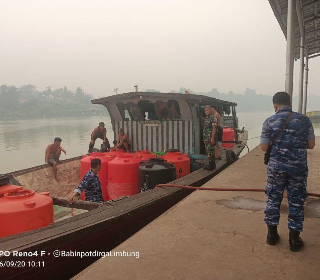 Lanud Supadio Salurkan 4.000 Liter Air Bersih Layak Konsumsi untuk Warga Kubu Padi