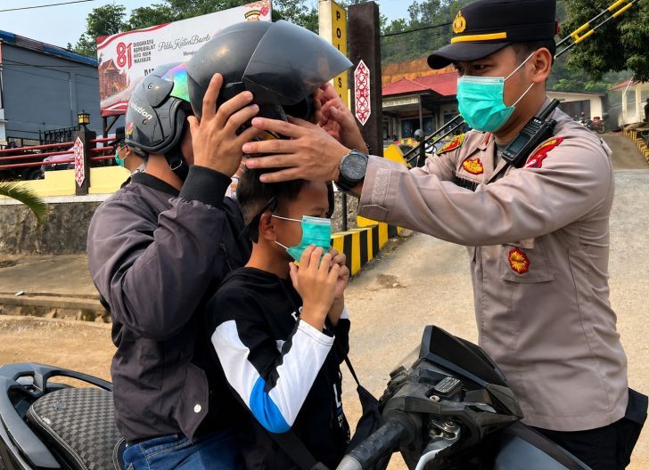Photo of Peduli Kesehatan Warga, Polsek Tayan Hilir Bagikan 250 Masker di Tengah Kabut Asap