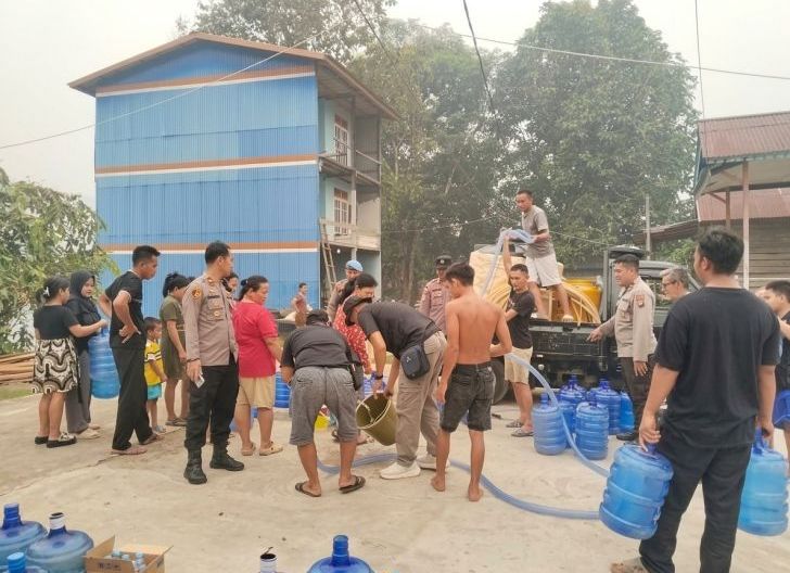 Photo of 300 Warga Pulau Tayan Barat Terima Bantuan 4.000 Liter Air Bersih dari Polsek