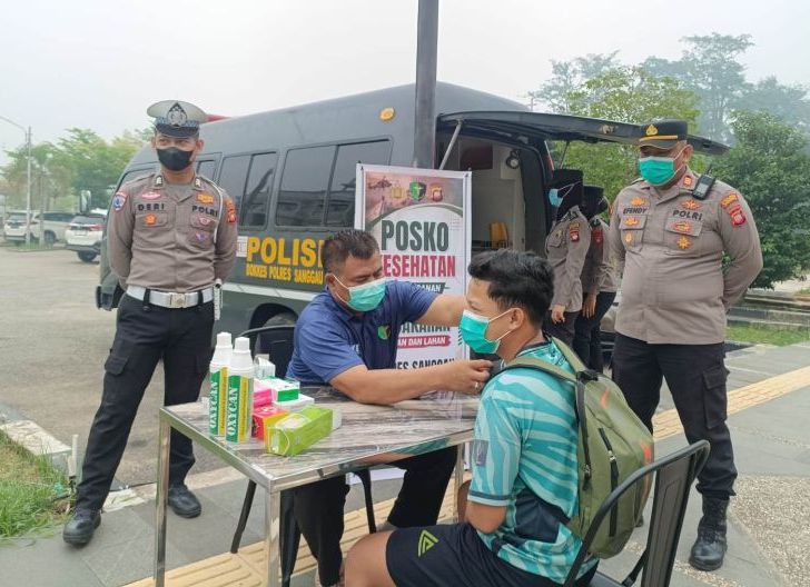 Photo of Lewat Layanan Kesehatan Gratis, Polres Sanggau Ajak Warga Waspadai Dampak Kabut Asap