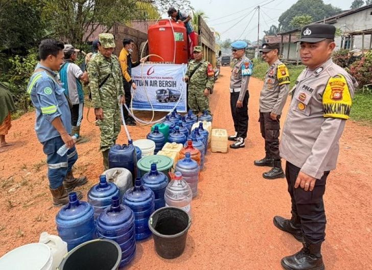 Photo of Warga Mungguk Pasir dan Modang Terima 6.000 Liter Bantuan Air Bersih
