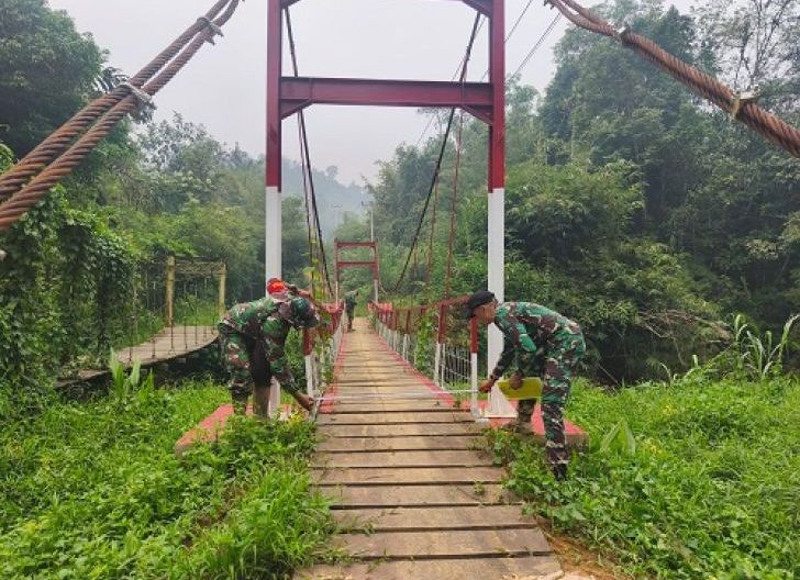 Photo of Akses Mobilitas Warga Kian Lancar, Dandim 1209/Bengkayang Dampingi Tim Wasev TNI Tinjau Jembatan 100 Persen Rampung