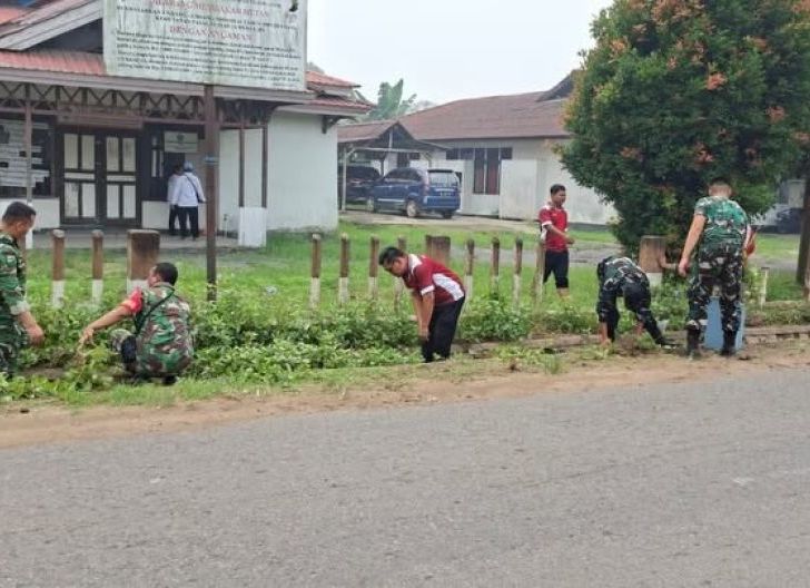 Photo of Peduli Lingkungan, Koramil 1210-02/Mempawah Hulu Bersama Tiga Pilar dan Warga Bersihkan Selokan serta Trotoar