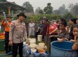 Photo of Polres Sanggau Salurkan 3.000 Liter Air Bersih untuk Warga Sompu di Tengah Kemarau Panjang