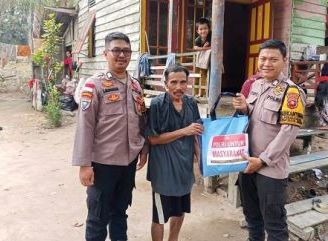 Kepedulian di Tengah Kabut Asap, Polsek Tayan Hilir Salurkan Sembako untuk Warga