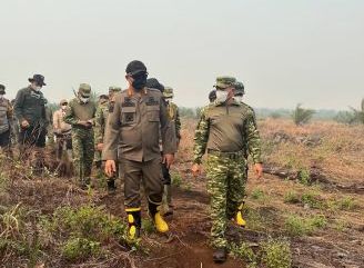 Pangdam XII/Tanjungpura dan Bupati Ketapang Perkuat Penanganan Karhutla, Salurkan Air Bersih Siap Minum untuk Warga Pelang