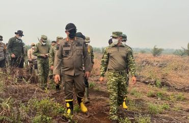 Pangdam XII/Tanjungpura dan Bupati Ketapang Perkuat Penanganan Karhutla, Salurkan Air Bersih Siap Minum untuk Warga Pelang