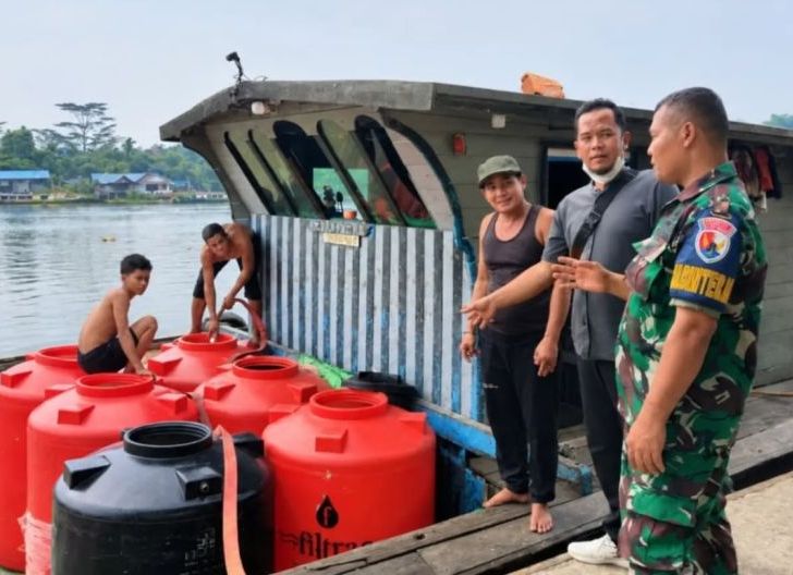 Photo of Lanud Supadio Hadir untuk Masyarakat, Salurkan 4.000 Liter Air Bersih bagi Warga Kubu Padi