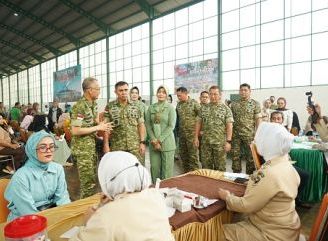 Peringati HUT ke-81 TNI, Kodam XII/Tpr Gelar Bazar Murah dan Pengobatan Gratis untuk Masyarakat