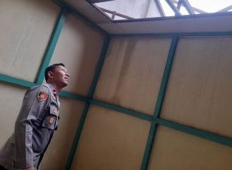 Angin Puting Beliung Rusak Atap dan Plafon, Polsek Batang Tarang Turun Cek Warga