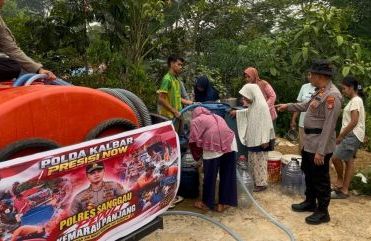 Kemarau Berkepanjangan, Polres Sanggau Bantu Penuhi Kebutuhan Air Warga